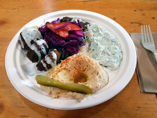 Türkische Spezialität: Falafel, Humus, Tzatziki, Salat