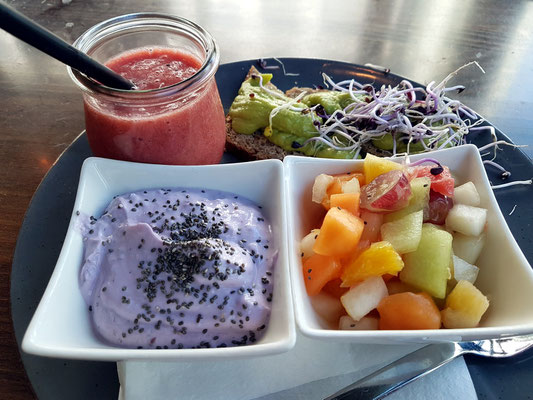 Restaurant Max Altstadt: Fitness Frühstück (Blaubeerquark mit Chia, Obstsalat, Guacamole auf Dinkelbrot, hausgemachter Smoothie)