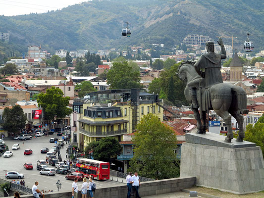 Statue von König Vakhtang Gorgasali und Blick auf die Unterstadt