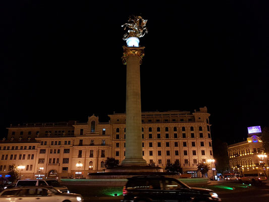 Freedom Square mit der Georgssäule