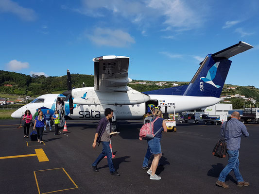 Nach der Landung auf dem Flughafen Santa Cruz das Flores