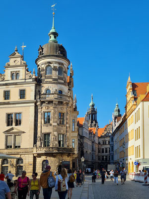 Blick in die Schlossstraße mit Residenzschloss (links)