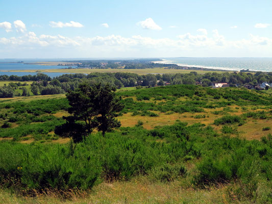 Hiddensee. Blick von der Höhe des Leuchtturmweges nach Süden, im Mittelgrund die Häuser von Kloster