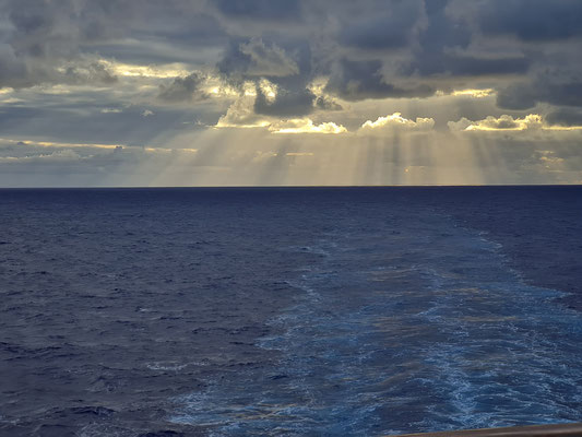 Sonnenaufgang über dem Meer 