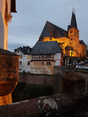 Saarburg, beleuchtete Pfarrkirche St. Laurentius