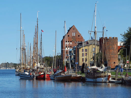 Museumshafen, Heimathafen von über 50 historischen Schiffen. Der Fangenturm (rechts) ist Teil der mittelalterlichen Befestigungsanlage, heute Büro des Hafenmeisters