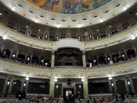 Bolshoi-Theater, New Stage, Blick von der Bühne in den Zuschauerraum mit Rängen und Loge