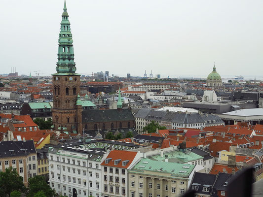 Blick vom Turm der Schlosskirche Christiansborg nach NO, links die Nikolai-Kirche, rechts Amalienborg