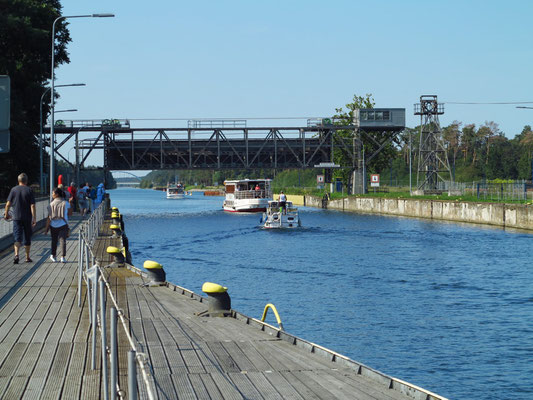 Ausfahrt der Schiffe "Eberswalde" und "Klabautermann" auf dem oberen Niveau in den Oder-Havel-Kanal