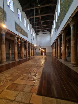 Mittelschiff der Geburtskirche zum Ausgang