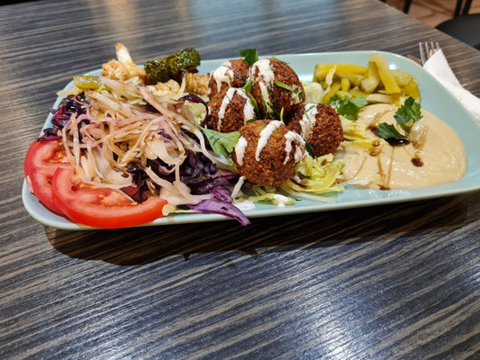 Abendessen bei Saha in der Wandelhalle des Hauptbahnhofs: Kichererbsenbällchen (Falafel) mit Hummus und Salat