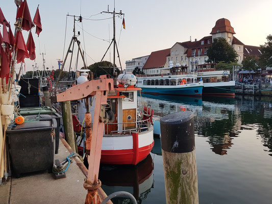 Fischerboote und Restaurantboote am Alten Strom