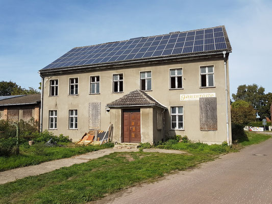 Altes Haus in Krien, ehemals Gaststätte, heute mit Sonnenkollektoren auf dem Dach