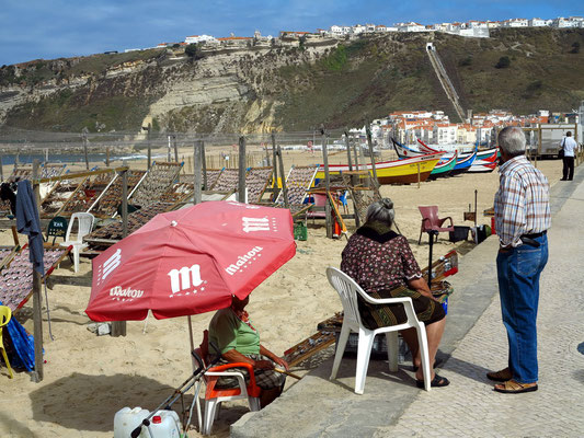 Fischer am Strand von Nazaré