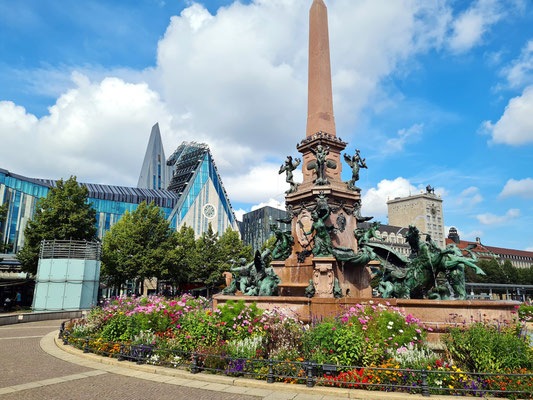 Mendebrunnen auf dem Augustusplatz, dahinter Universität Leipzig