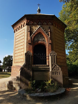 Achteckiges Mausoleum von 1858 der Familie Stever