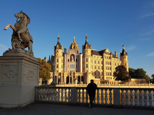 Ein kurzzeitiger Anblick von 10 Minuten auf das Schweriner Schloss bei Sonnenuntergang