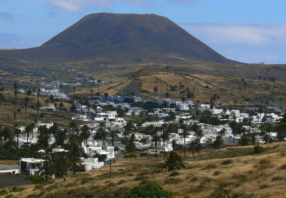 Palmenoase Haría mit dem Vulkan Monte Corona