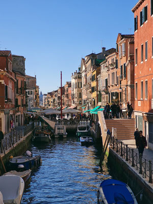 Blick vom Rio San Ana nach Westen zur Via Giuseppe Garibaldi, im Hintergrund die Basilica di Santa Maria della Salute