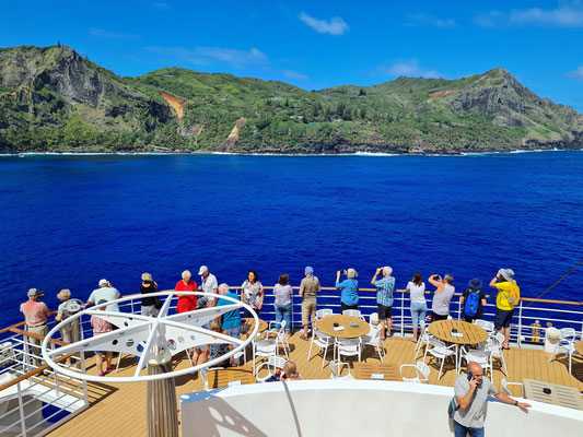 Blick von der Terrasse des East Restaurants auf Pitcairn