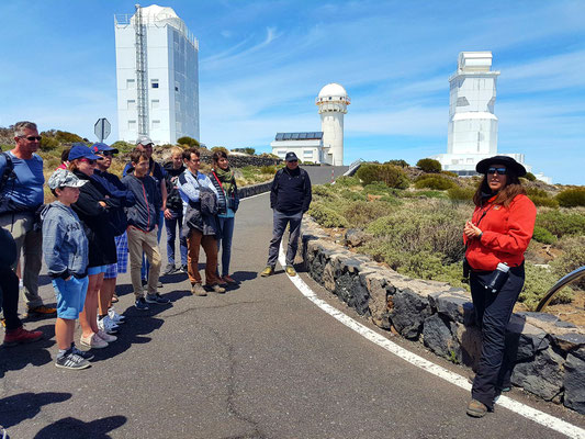 Sonnenteleskop GREGOR (links) und Vakuum-Turm-Teleskop (VTT) (rechts)