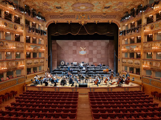 Blick von der Kaiserloge ins Auditorium, Stimmen der Instrumente vor der Probe zur Aufführung der 6. Symphonie von Tschaikowsky am 8. 1. 2022