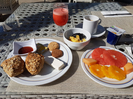 Frühstück auf der Terrasse im Hotel Iberostar Bellevue