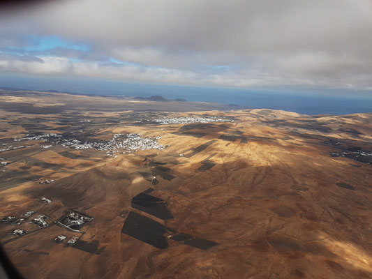 Blick beim Start nach links auf Lanzarote (mit Nazaret und Teguise)