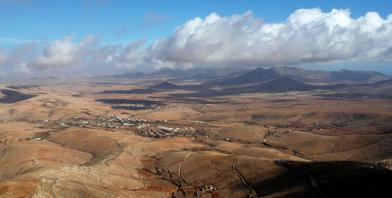 Blick vom Mirador Morro Velosa nach N mit der Ortschaft Valle de Santa Inés, Badlands und Landwirtschaft