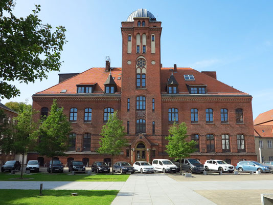 Universität Greifswald. Physikalisches Institut, 1889-91 erbaut. In der Sternarte befindet sich das weltweit einmalige Carl-Zeiss-Doppelteleskop.