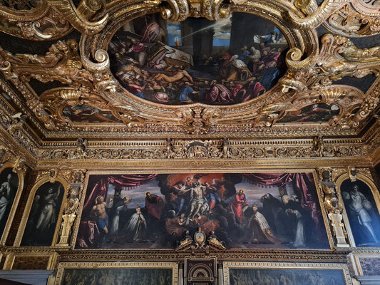 Senatssaal mit Tintorettos Deckengemälde "Venezia als Königin der Meere"