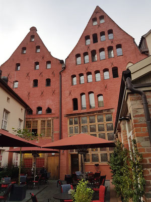 Gartenseite des Romantik Hotels Scheelehof