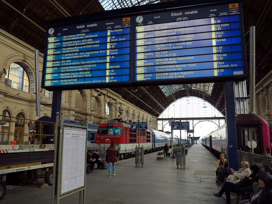 Fahrplan in der Bahnhofshalle, Lokomotive der Firma Skoda