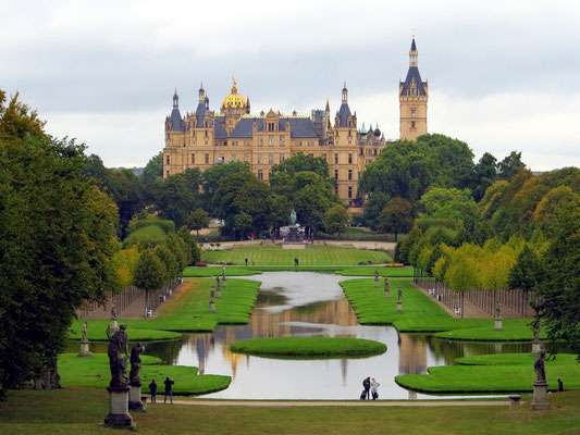 Blick von der Johannes-Stelling-Straße hinunter zum Kreuzkanal und zum Schloss