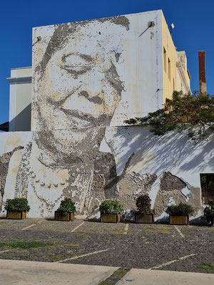 Cesária Évora, geb. 1941 in Mindelo; †2011 ebenda, war die bekannteste Sängerin Kap Verdes und gilt als Königin der Morna