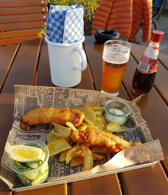 Abendessen auf der Terrasse des Fritz Braugasthauses Fish und Chips (Kabeljau im Bierteig gebacken, Gurkensalat, Kapern-Zitronen-Mayo), dazu ein Ratsherrn Pilsener aus Hamburg