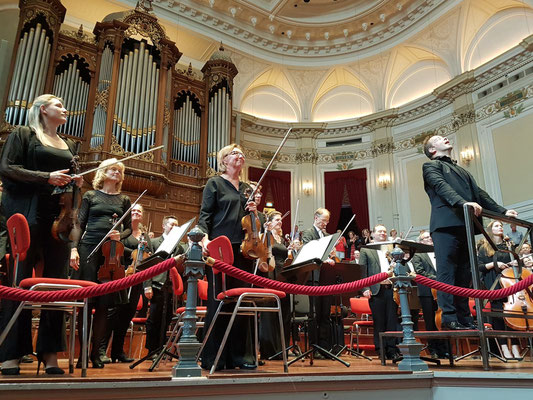 Standing Ovations nach einer großartigen Aufführung der Mahler-Symphonie