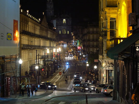 Nächtliche Straßenszene (Rua dos Clérigos, im Hintergrund der Torre dos Clérigos)