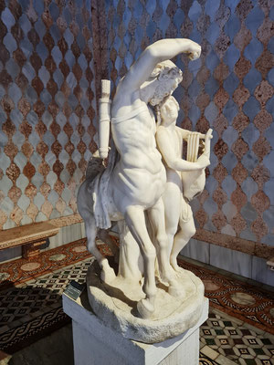 Rinaldo Rinaldi (1793-1873): Il centauro Chirone insegna ad Achille a suonare la cetra (Der Zentaur Chiron bringt Achilles das Leierspielen bei), Carrara-Marmor 1817