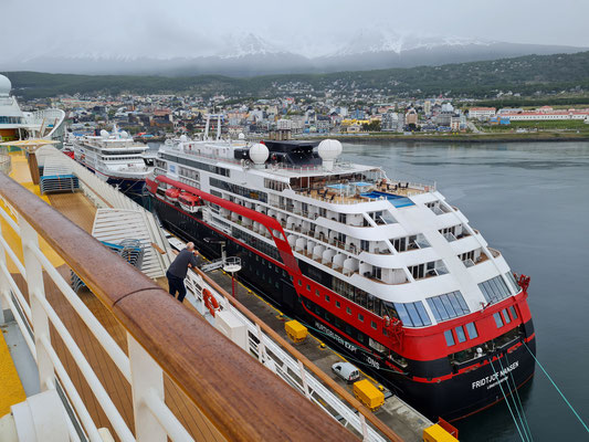 Ushuaia. Die Fritjof Nansen (Rederei Hurtigruten), dahinter die Hanseatic spirit (Hapag-Lloyd), beide Expeditionsschiffe für die Antarktis mit höchster Eisklasse für Passagierschiffe