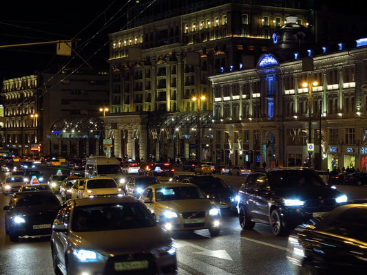 Tverskaya Ulica mit Blick auf Hotel Ritz-Carlton