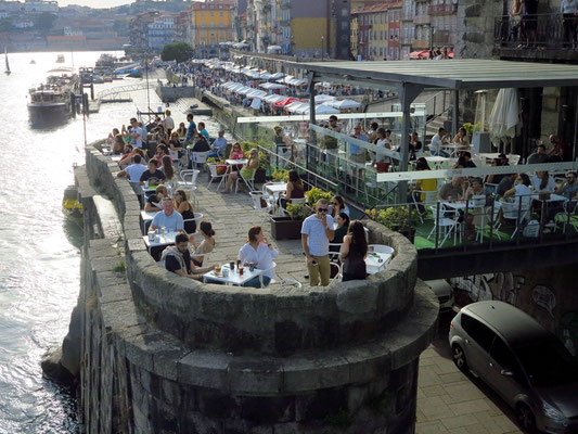 Blick von der Ponte Luís I auf den Cais da Ribeira