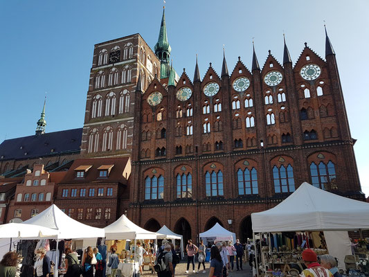 Rathaus (13. Jahrhundert) und Türme der Nikolaikirche (1276 erstmals urkundlich erwähnt), Blick vom Alter Markt