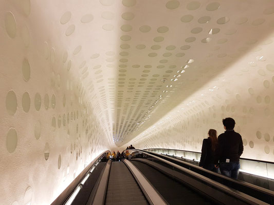 Ausgang über die 82 Meter lange Rolltreppe