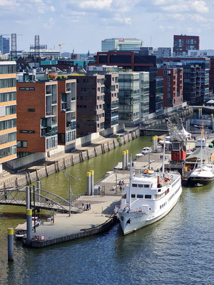 Elbphilharmonie, Blick von der Plaza nach Osten zum Sandtorhafen