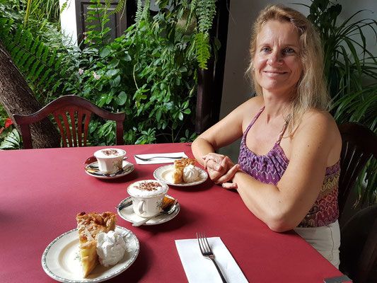 Kaffeetrinken im Patio des Restaurants Casa Santa María