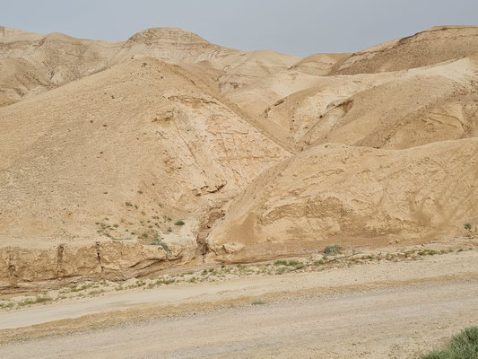 Buspause am Straßenrand der Fernstraße (von Jerusalem zum Toten Meer) bei Sealevel 0