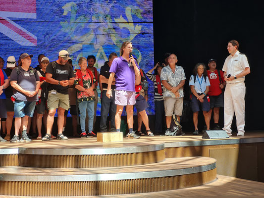 Die Insulaner von Pitcairn im Theatrium, mit Bürgermeister Simon