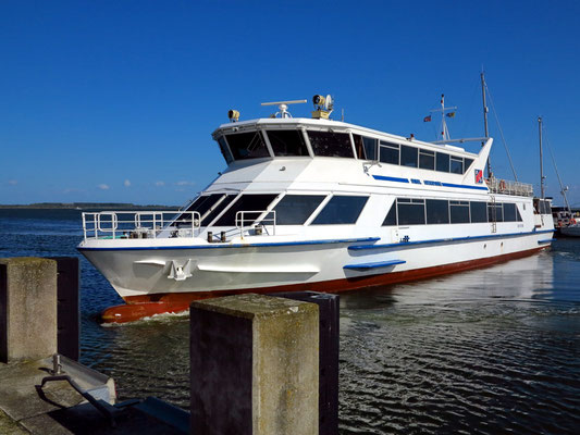 Personenfähre im Hafen von Kloster