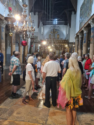 Im Mittelschiff der Geburtskirche. Die Geburtskirche gehört zu den wenigen Beispielen vollkommen erhaltener frühchristlicher Kirchenbauten. Erbaut  335 n. Chr.